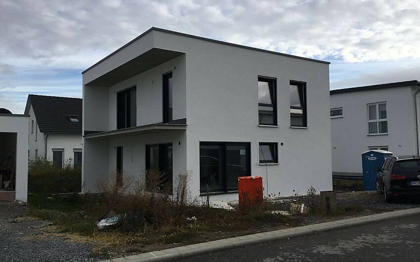 Individuell geplantes Bauhaus Novum von Kern-Haus in Bönnigheim ohne Gerüst