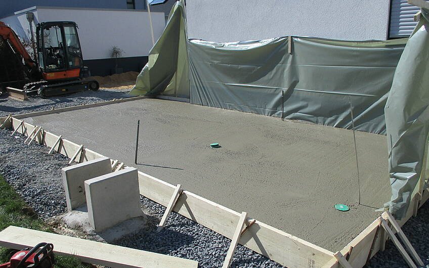 Für den Anbau wurde die Bodenplatte betoniert. 