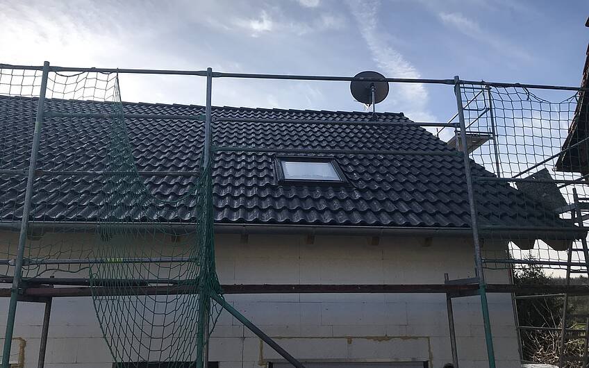 Satellitenschüssel auf dem frei geplanten Familienhaus von Kern-Haus in Marxzell-Burbach