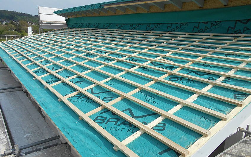 Fertig vorbereitetes Dach kann nun gedeckt werden.
