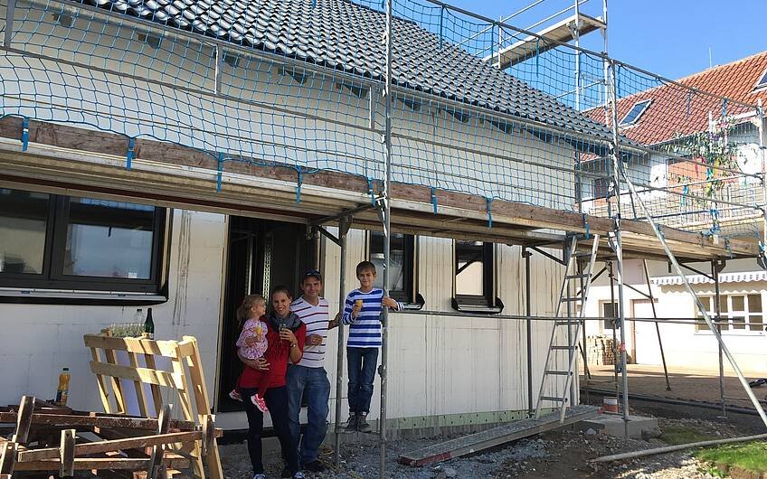 Baufamilie beim Rohbaufest im individuell geplanten Einfamilienhaus Komfort von Kern-Haus in Herxheim