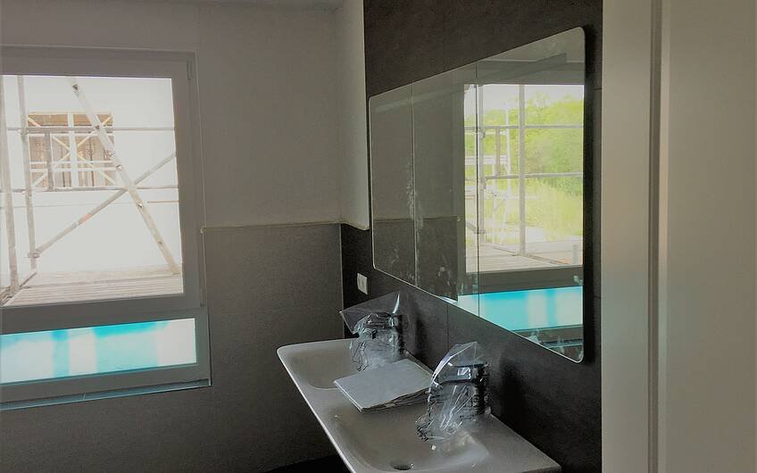Badezimmer mit Doppelwaschbecken im Kern-Haus-Rohbau