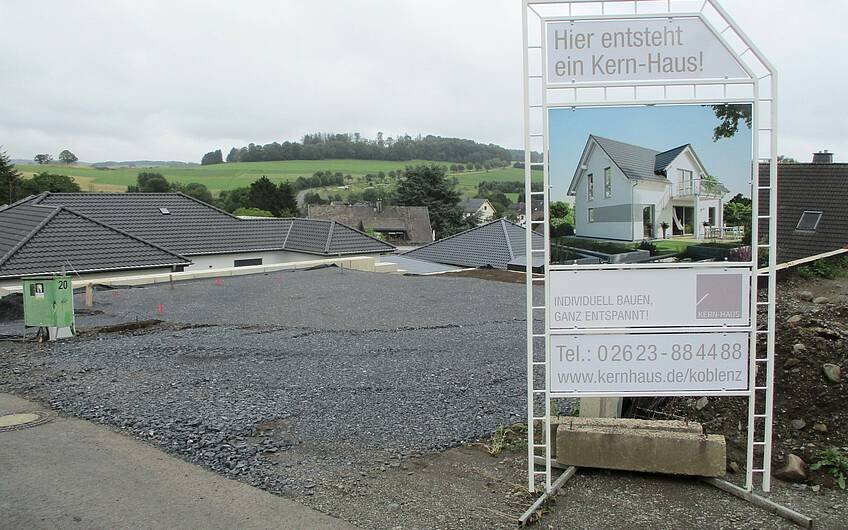 Welches Architektenhaus auf dem Grundstück in Freilingen entstehen wird, zeigt das Baustellenschild. Für die ausführenden Handwerksbetriebe ist es ein wichtiger Wegweiser.