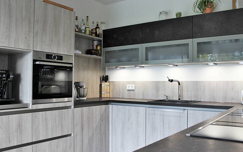 Blick auf die offene Küche im Kern-Haus-Bungalow in Magdeburg