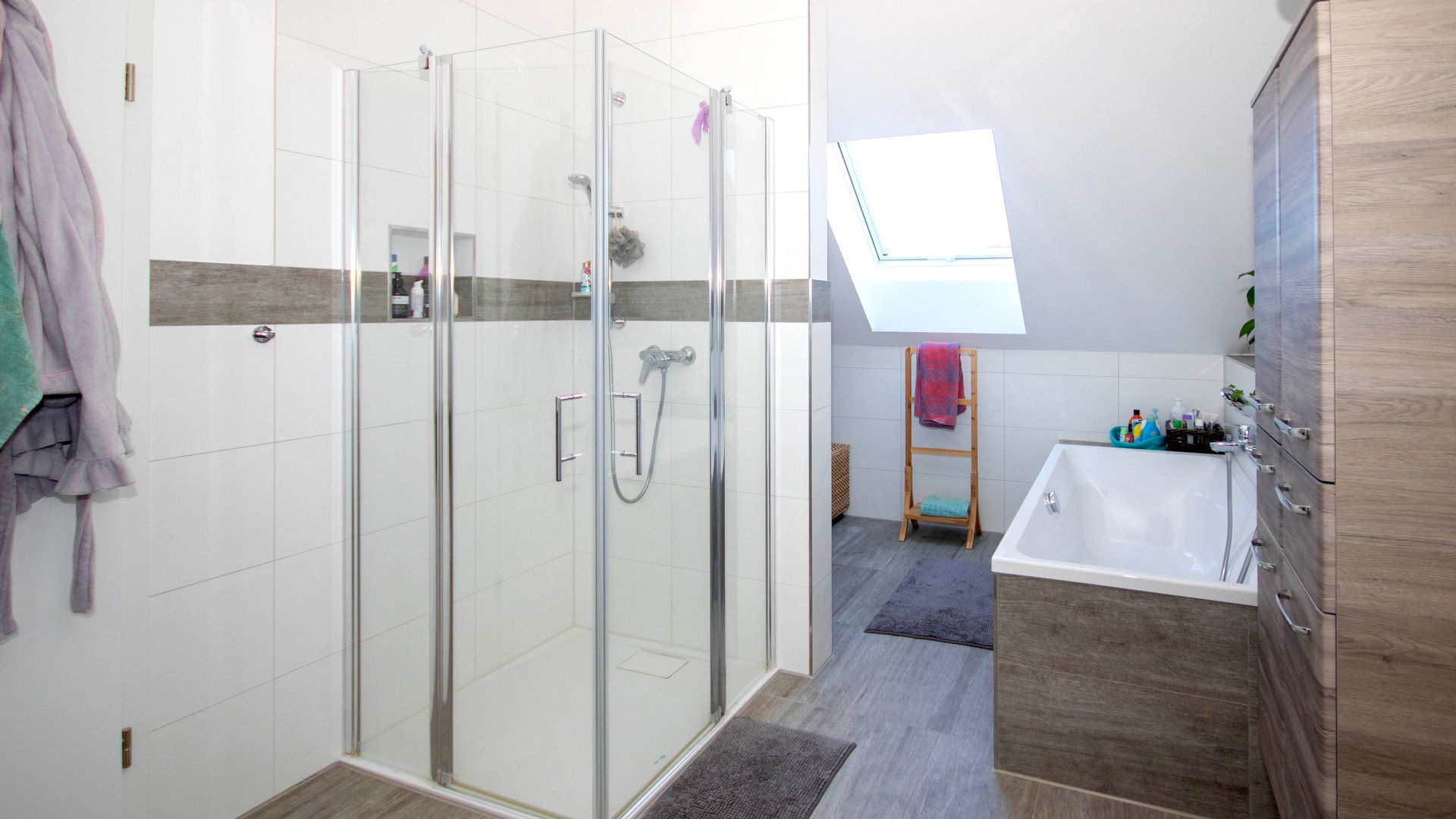 Bad mit Holzfliesen und Dusche in Kern-Haus Luna in Fuchshain