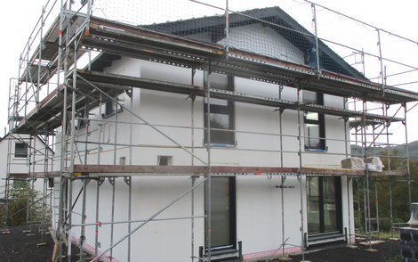 Im Kern-Haus wurden Fenster und Türen eingebaut.