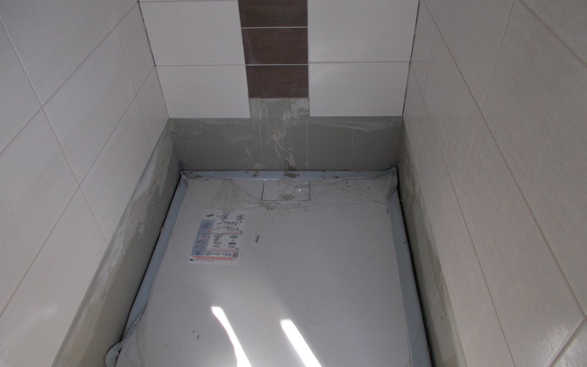 Geflieste Dusche im individuell geplanten Einfamilienhaus Luna von Kern-Haus in Dettenheim