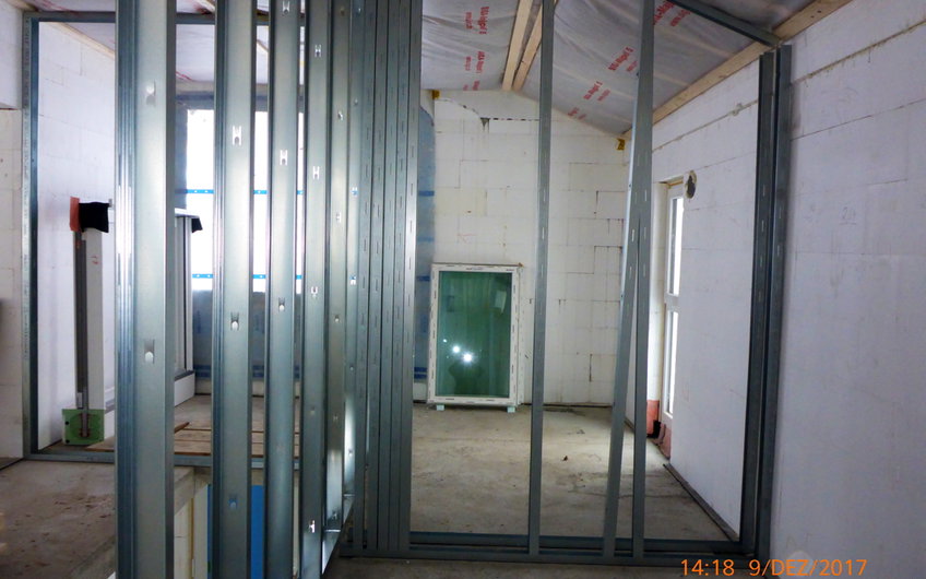 Blick durch Ständerwerk auf Raum an der Giebelseite zur Straße hin.