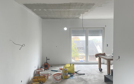 Die Betondecke wurde geschliffen und gestrichen.