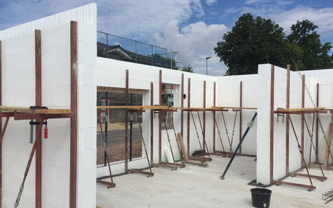 Bau des DuoTherm-Mauerwerks des individuell geplanten Bungalows Balance von Kern-Haus in Weinolsheim