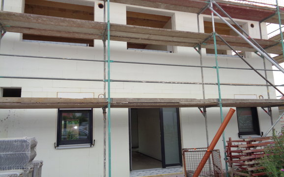 Rohbau der individuell geplanten Kern-Haus-Stadtvilla Signus in Flörsheim-Dalsheim mit teilweise eingebauten Fenstern
