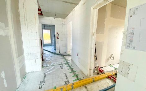Flur mit Rohinstallation in Kern-Haus Pult in halle Wörmlitz