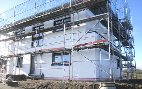Der Rohbau ist gegen Wind und Wetter geschützt.