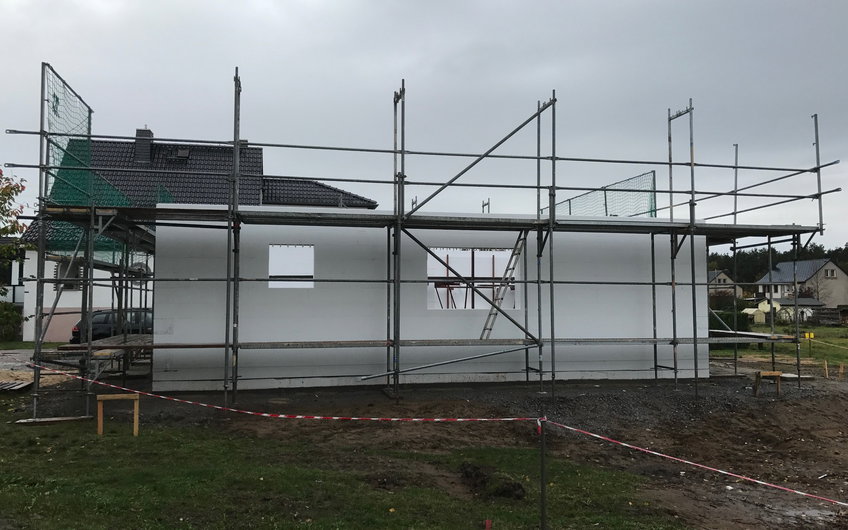Hausansicht mit Erdgeschosswänden