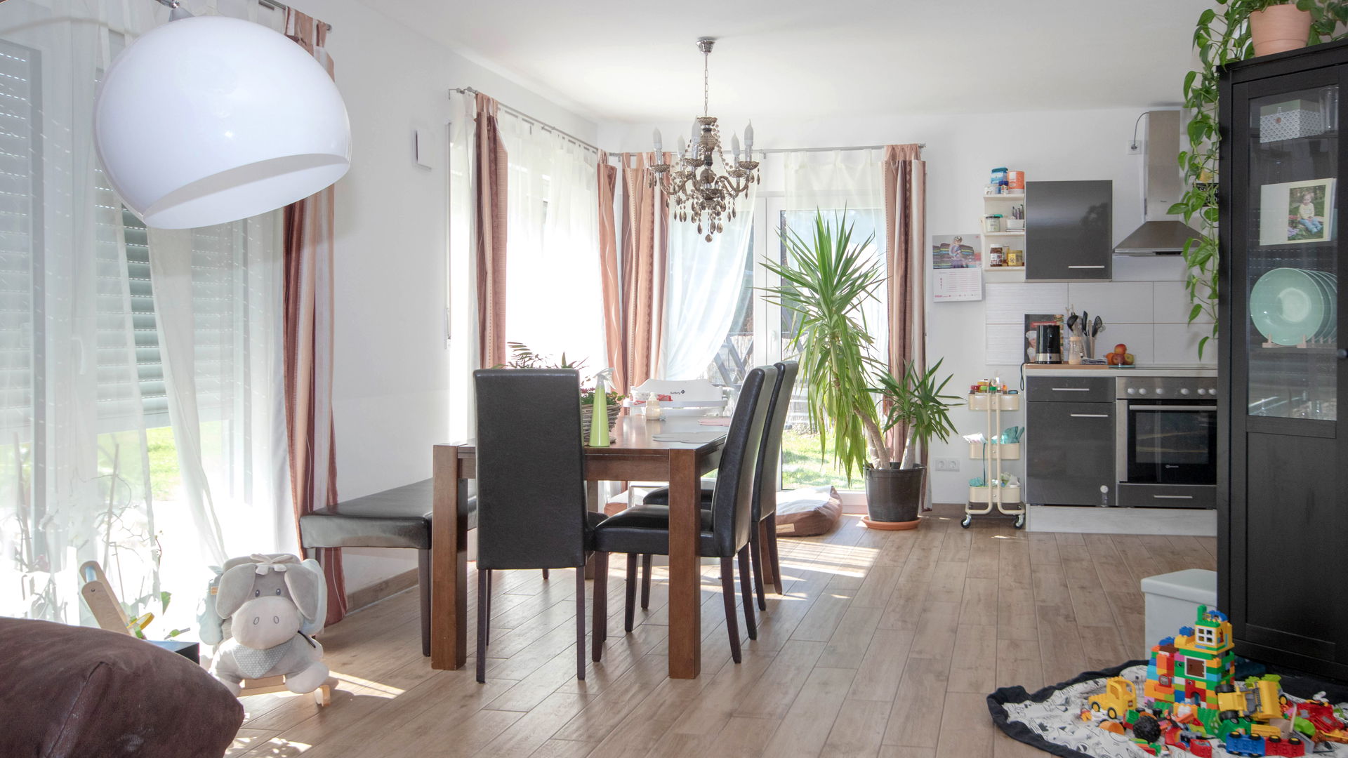 Wohn-Essbereich mit Essgruppe und offener Küche in Kern-Haus Luna in Fuchshain