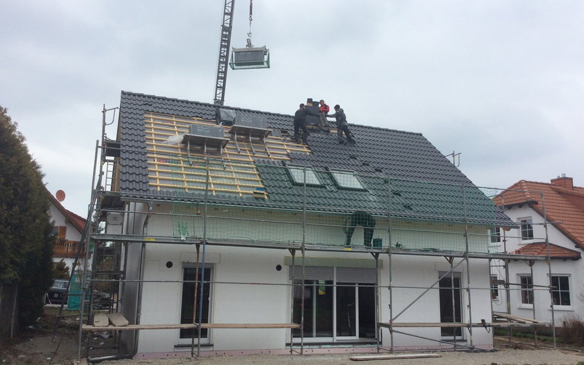 Das Haus erhält einen Kamin und der Kaminkopf wird verschiefert.