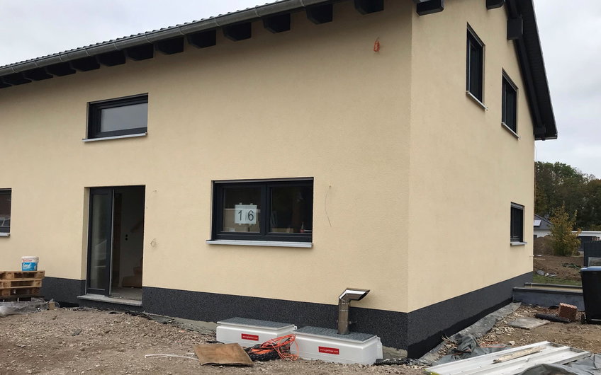 Der Außenputz ist nun fertig und das Arbeitsgerüst abgebaut.
