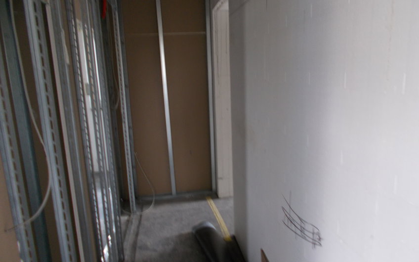 Einseitig beplankte Trockenbauwände mit Elektroleitungen im Kern-Haus Signum in Einselthum