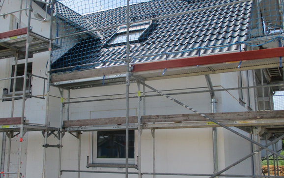 Das Dach ist fertig gedeckt.
