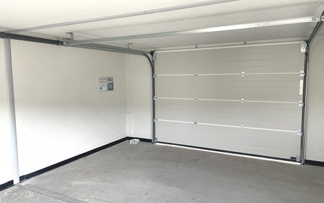 Das elektrische Rolltor der Garage wurde montiert.
