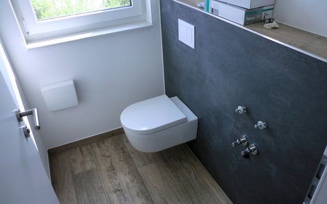 Die Toilette im Gäste-WC wurde befestigt.