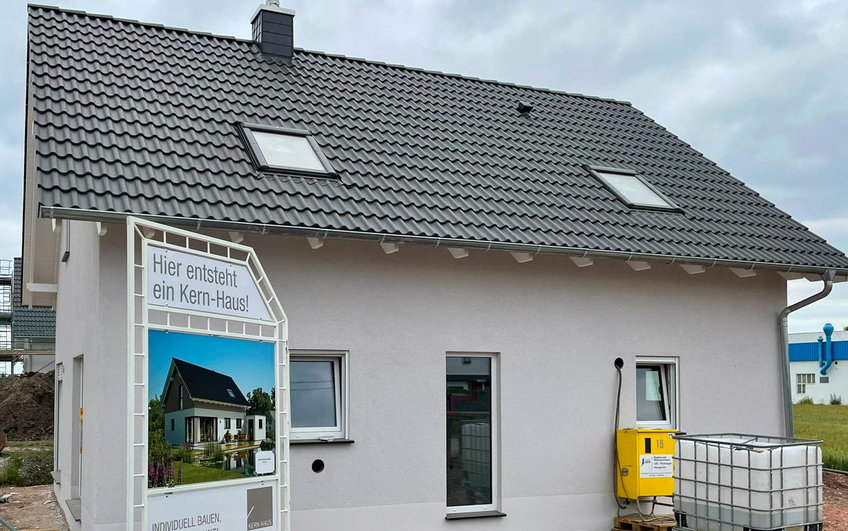 Finaler Außenputz für Kern-Haus Loop Classic in Halle REideburg