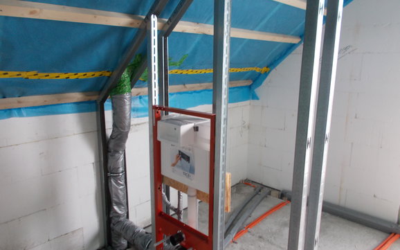 Sanitärrohinstallation für die Toilette im Badezimmer des Familienhauses Signum von Kern-Haus in Einselthum