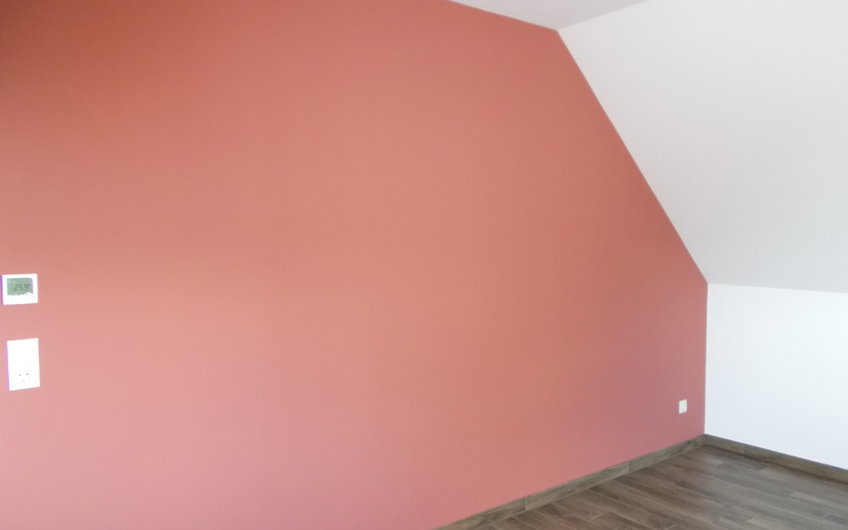 Zimmer im Obergeschoss des Kern-Hauses Luna in Dettenheim mit roter Wand