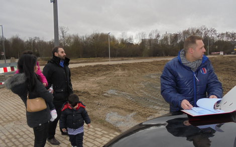 Baufamilie beim Bauanlaufgespräch am Grundstück des individuell geplanten Einfamilienhauses Luna von Kern-Haus in Ludwigshafen