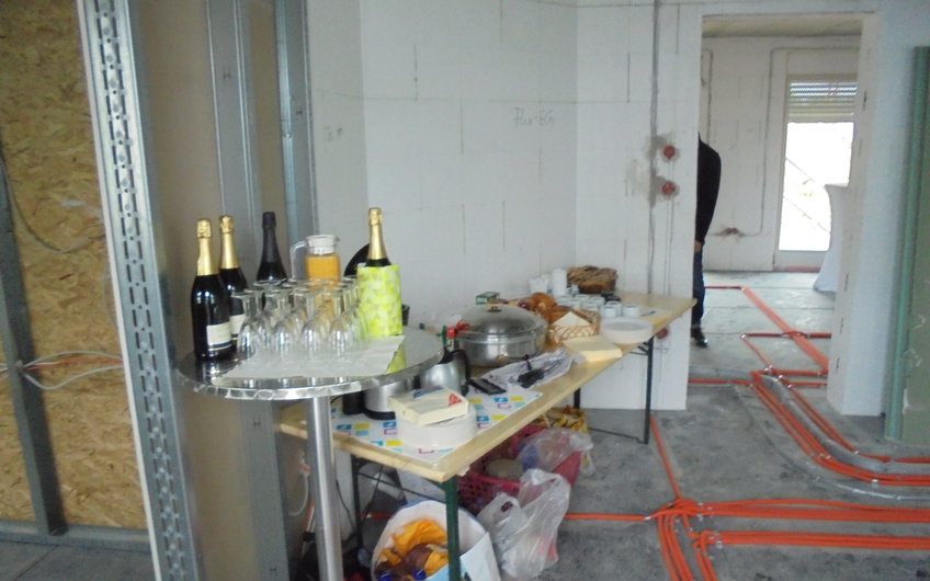 Essen und Getränke für die Gäste der Rohbaubesichtigung im individuell geplanten Einfamilienhaus Luna von Kern-Haus in Ludwigshafen