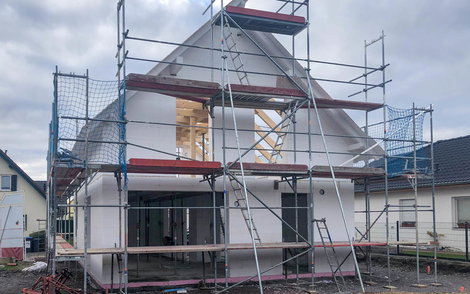 Rohbau mit Dachstuhl für KErn-Haus in Wörmlitz