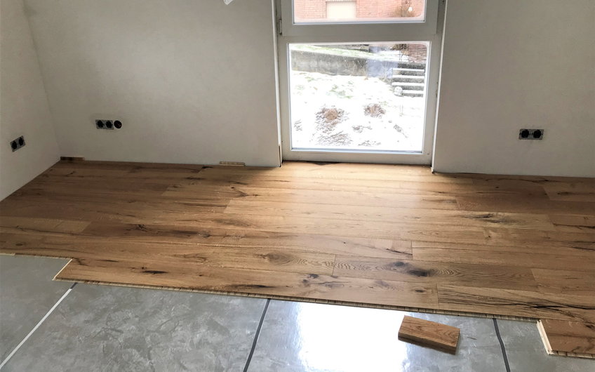 Die Böden werden im Haus verlegt.