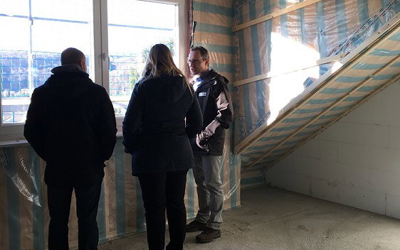 Rohbaubesichtigung in der individuell geplanten Doppelhaushälfte Twin XL von Kern-Haus in Bammental