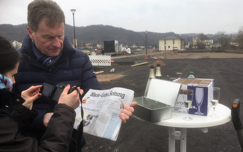 Neben der Tageszeitung werden Erinnerungsstücke und Zukunftswünsche in die Box gelegt.