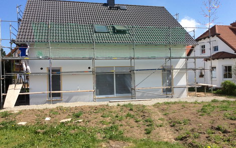 Bei Kern-Haus kommt ein hochwertiger Kunstharzputz zum Einsatz. Er schützt das Haus vor Wind und Wetter.