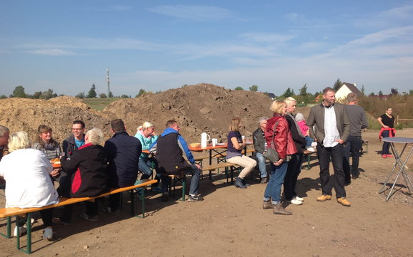 Gäste bei Feier zum Eigenheim