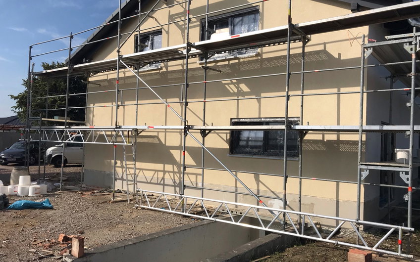 Farbe bringt Freude! Die Fassade des Hauses wurde farbig gestrichen.