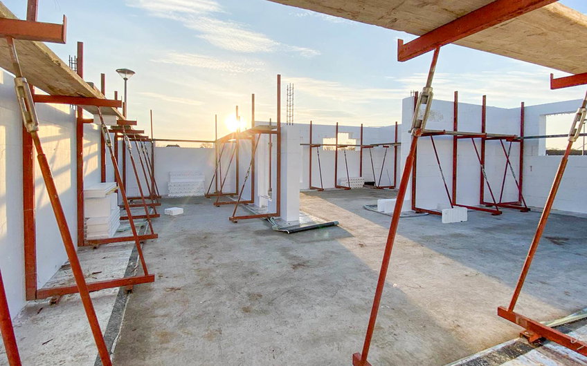 Einblick in teilweise gestelltes Erdgeschossrohbau des Kern-Haus Trend in Eilenburg 