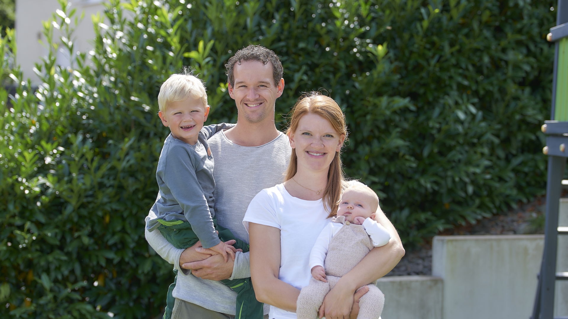 Glückliche Bauherrenfamilie