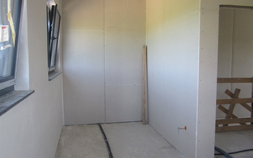 Die Leichtbauwände wurden 1-seitig mit Gipskartonplatten beplankt.