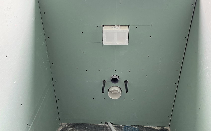 Das Vorwandmodul im Gäste WC wurde mit Gipskartonplatten beplankt.
