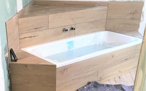 Die Badewanne fügt sich unter der Dachschräge an.