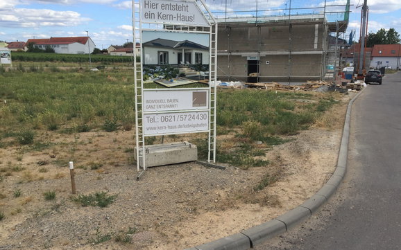 Bauschild für den individuell geplanten Bungalow Balance von Kern-Haus in Weinolsheim