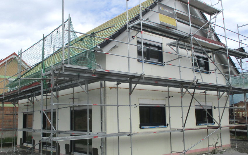 Die neuen Fenster wurden montiert und verschließen den Rohbau.