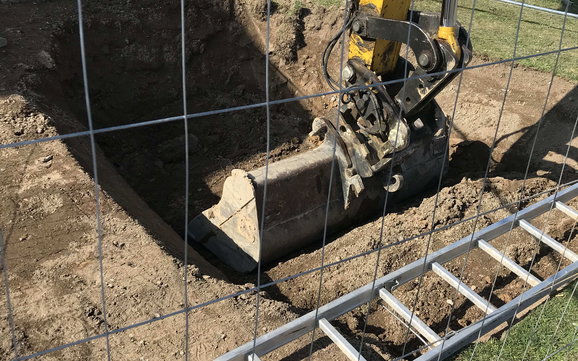 Für die Erdplanung kommen größere Baumaschinen zum Einsatz.