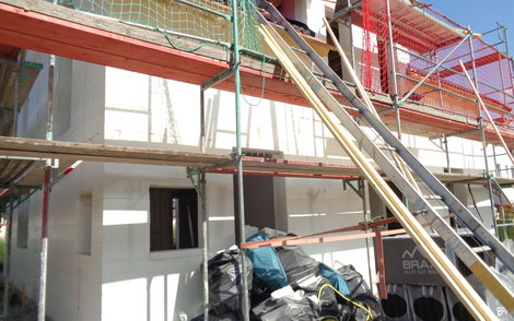 Rohbau des frei geplanten Einfamilienhauses von Kern-Haus in Römerberg mit eingedecktem Dach