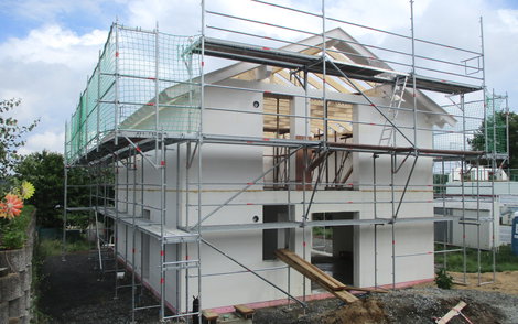 Der Dachstuhl ist das Tragwerk aus Holz, er muss zahlreiche Belastungen aushalten, wie sein Eigengewicht, die Dacheindeckung und vor allem Wind- und Schneelasten.