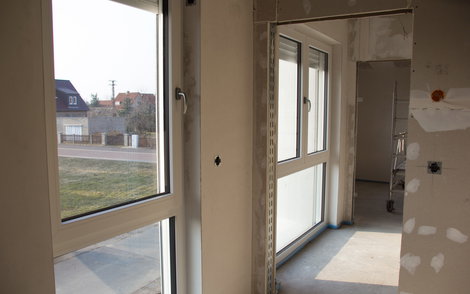 Bodentiefe Fenster in Flur und Schlafzimmer