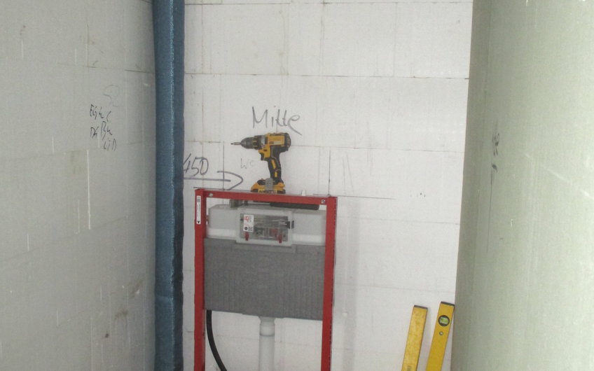 Die Vorwandmodule im Sanitärbereich wurden montiert.