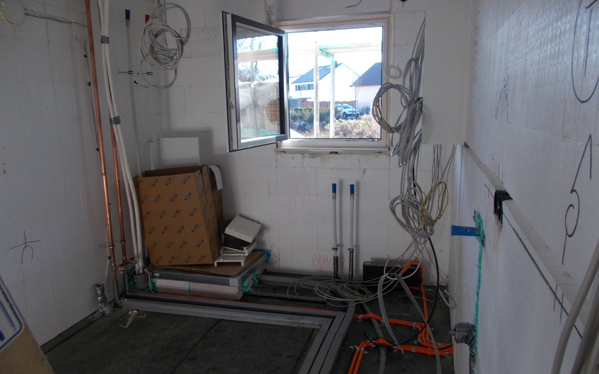 Leitungen im Hauswirtschaftsraum im individuell geplanten Einfamilienhaus Luna von Kern-Haus in Dettenheim